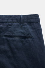 Santaniello Anzug navy, Detailansicht von hinten auf Hose aus weichem, reinem Leinen mit paspelierter Gesäßtasche, schmal zulaufend, Slim Fit.