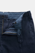 Nahaufnahme der geöffneten Hose des Santaniello Anzug navy aus reinem Leinen, Slim Fit mit Reißverschluss, Knöpfen und französischen Taschen.