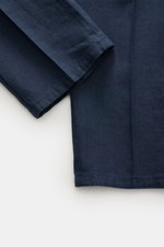 Nahaufnahme des Santaniello Anzug navy aus reinem Leinen mit weichem Griff, Slim Fit, Detailansicht von Arm- und Hosenbein in dezenter Vintage-Optik.