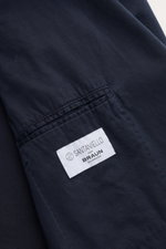 Nahaufnahme des Santaniello Anzug navy Innenfutter mit weißem Markenlabel, weicher Baumwoll-Twill, Slim Fit und elegantem Design.