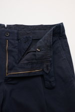 Santaniello Anzug navy, Detailansicht der geöffneten Hose mit Reißverschluss, Bundknöpfen und französischen Taschen aus Baumwoll-Twill.