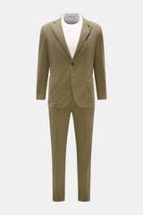 Santaniello Anzug oliv aus Baumwoll-Twill, Slim Fit, frontale Perspektive, tailliertes Sakko mit zwei Knöpfen und schmal zulaufende Hose.