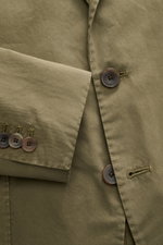 Santaniello Anzug oliv in Nahaufnahme, Detailaufnahme von Knöpfen und Ärmelsaum aus Baumwoll-Twill mit weichem Griff.