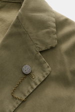 Nahaufnahme des fallenden Revers mit Kissing Buttons am Sakko des Santaniello Anzug oliv aus weichem Baumwoll-Twill, Slim Fit.