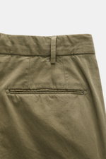 Rückansicht der schmal zulaufenden Hose des Santaniello Anzug oliv aus weichem Baumwoll-Twill mit paspelierter Gesäßtasche.