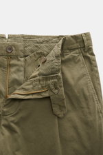 Santaniello Anzug oliv, Hose aus Baumwoll-Twill mit Reißverschluss, Bundknöpfen und schmal zulaufendem Bein, Detailansicht von oben.
