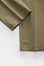 Nahaufnahme des Ärmel- und Saumdetails des Santaniello Anzug oliv aus Baumwoll-Twill mit weichem Griff, Slim Fit, fotografiert von oben.