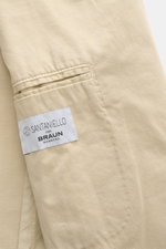 Close-up side view of Santaniello Anzug sand jacket sleeve in soft cotton twill with label, showcasing casual elegance and fine detailing.