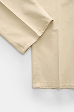 Close-up front view of Santaniello Anzug sand showing the soft cotton twill fabric and fine stitching on the sleeve and hem, featuring slim fit and unconstructed design.