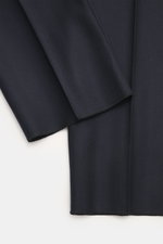 Close-up front view of navy fabric with fine tonal herringbone pattern from the Boglioli Suit 'K. Jacket' navy, showcasing lightweight virgin wool and soft touch.