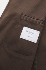 Close-up view of the grey brown Boglioli Blazer 'K. Jacket' showing the patch hip pocket with a white Boglioli Milano label, twill stretch cotton fabric, slim fit, unconstructed design, and detailed stitching. Practical for the next business trip: With th