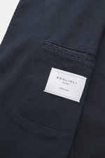 Close-up detail of the navy twill fabric and inner patch pocket label of the Boglioli Blazer 'K. Jacket' navy, photographed from above.

Description: Practical for the next business trip: With the uncomplicated and super lightweight unconstructed blazer '