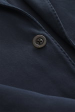 Close-up front angle of the Boglioli Blazer 'K. Jacket' navy showing twill stretch cotton fabric and branded button.

Description: Practical for the next business trip: With the uncomplicated and super lightweight unconstructed blazer 'K. Jacket' from BOG