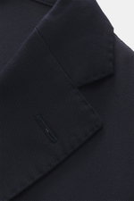 Close-up from above of the lapel and buttonhole of the Boglioli Suit 'K. Jacket' dark navy, showcasing lightweight virgin wool twill, soft touch, and slim fit.