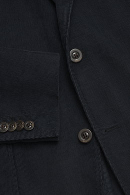 Nahaufnahme aus schräger Perspektive des Boglioli Cordanzugs 'K. Jacket' navy mit tailliertem Sakko aus elastischem Cord-Baumwoll-Mix, sichtbaren Knöpfen und aufgesetzter Hüfttasche.