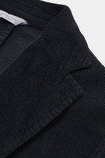 Nahaufnahme des taillierten Revers vom Boglioli Cordanzug 'K. Jacket' navy aus elastischem Baumwoll-Mix mit feinem Cordstruktur.