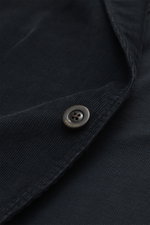 Nahaufnahme des Boglioli Cordanzug 'K. Jacket' navy aus elastischem Baumwoll-Modal-Cord, Fokus auf tailliertes Sakko mit Knopf und feiner Struktur, weich und slim fit.