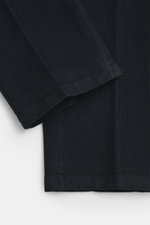 Nahaufnahme des navyfarbenen Boglioli Cordanzugs 'K. Jacket' aus elastischem Baumwoll-Modal-Cord, Perspektive auf Ärmel und Bein, Slim Fit, weicher Griff.