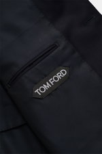 Close-up interior view of the Tom Ford Anzug 'Shelton' navy showing fine wool lining, label, and a pocket, highlighting luxury and craftsmanship.