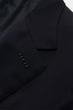 Close-up from above of the navy lapel and buttonhole on the luxurious Tom Ford Anzug 'Shelton' navy, made of pure wool with fine weave and slim fit.