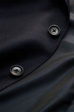 Close-up shot of navy fabric and buttons of the Tom Ford Anzug 'Shelton' navy, showcasing its fine wool texture and smooth finish.