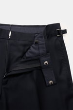 Close-up front view of Tom Ford Anzug 'Shelton' navy trousers, showing zipper, button, side adjuster, and striped inner lining in pure wool with a slim fit.

(Note: The alt tag is limited to 125 characters and summarizes the key visible features and persp