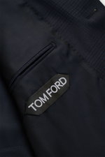 Close-up interior view of the Tom Ford Anzug 'Shelton' navy/schwarz kariert showing smooth lining, inner pocket, and stitched label.

<p>An Klasse und Zeitlosigkeit kaum zu übertreffen ist der luxuriöse TOM FORD Anzug 'Shelton' aus reiner, fein gewebter W
