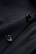 Close-up front view of the Tom Ford Anzug 'Shelton' navy/schwarz kariert with black buttons showcasing fine woven wool and glatter Griff fabric.

Additional description for context:
<p>An Klasse und Zeitlosigkeit kaum zu übertreffen ist der luxuriöse TOM 