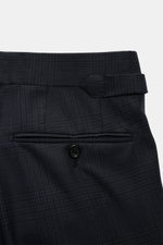 Close-up front view of the waistband and button detail of the Tom Ford Anzug 'Shelton' navy/schwarz kariert pants in fine woven pure wool with a slim fit and side adjusters.