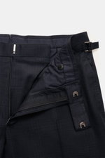 Close-up front view of the waistband and zipper of the Tom Ford Anzug 'Shelton' navy/schwarz kariert trousers, showcasing side adjuster, hook, and button details. An Klasse und Zeitlosigkeit kaum zu übertreffen ist der luxuriöse TOM FORD Anzug 'Shelton' a