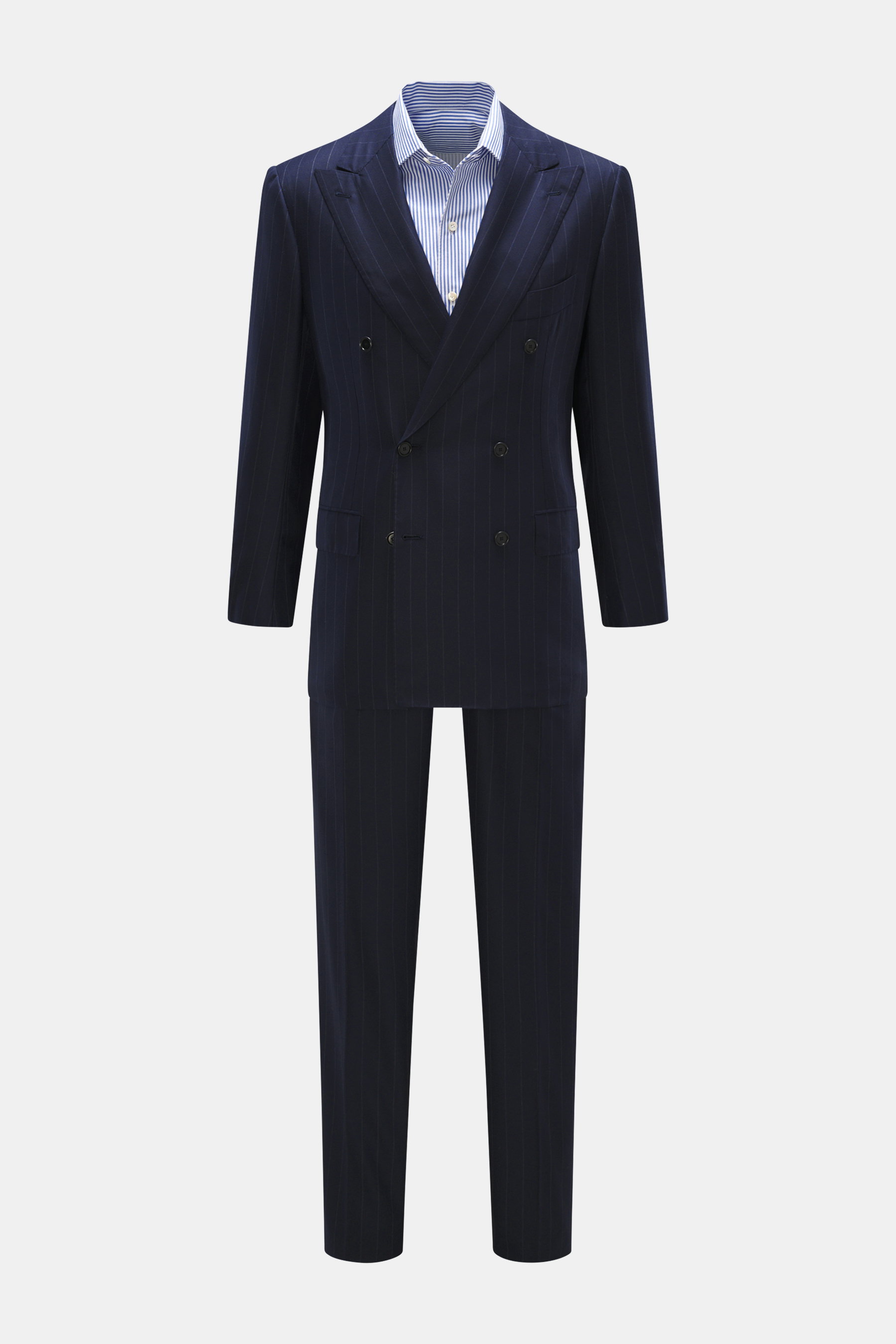 Front view of the Cesare Attolini Anzug anthrazit gestreift, a slim-fit charcoal pinstripe suit made of 160'S wool with hand-finished details.