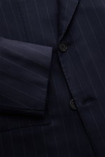 Close-up front view of the Cesare Attolini Anzug anthrazit gestreift showing the navy slim-fit suit jacket with subtle pinstripes, black buttons, and soft 160'S wool fabric highlighting hand-finished Italian craftsmanship and elegant tailoring details.