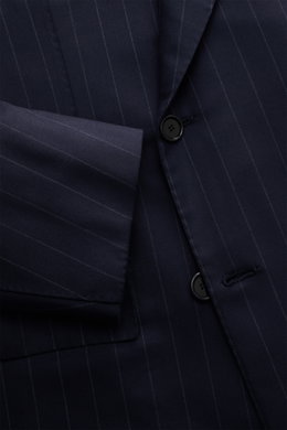 Close-up front view of the Cesare Attolini Anzug anthrazit gestreift showing the navy slim-fit suit jacket with subtle pinstripes, black buttons, and soft 160'S wool fabric highlighting hand-finished Italian craftsmanship and elegant tailoring details.