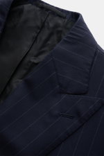 Close-up top-down view of Cesare Attolini Anzug anthrazit gestreift showing fine pinstripe fabric and smooth black lining, crafted from pure 160'S wool.