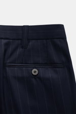 Close-up view of the back waistband and pocket of the Cesare Attolini Anzug anthrazit gestreift, a slim-fit suit made of pure 160'S wool with soft touch, featuring subtle pinstripes, a buttoned welt pocket, and belt loop, photographed from above.