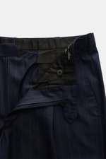Close-up front view of the waistband and zipper area of the Cesare Attolini Anzug anthrazit gestreift, a slim-fit suit in pure 160'S wool with subtle pinstripes, showcasing Italian hand-crafted details.