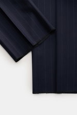 Close-up top view of Cesare Attolini Anzug anthrazit gestreift fabric showing fine anthracite pinstripe wool, highlighting luxurious hand-crafted Italian details.