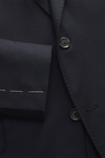Nahaufnahme des Lardini Anzug navy aus edlem Baumwoll-Mix, zeigt tailliertes Zwei-Knopf-Sakko mit weichem Griff, fallendem Revers und Details.