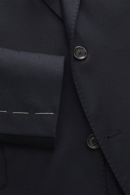 Nahaufnahme des Lardini Anzug navy aus edlem Baumwoll-Mix, zeigt tailliertes Zwei-Knopf-Sakko mit weichem Griff, fallendem Revers und Details.