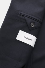 Nahaufnahme des Ärmels eines Lardini Anzug navy aus weicher Baumwolle mit taillierter Manschette, Knopf und Lardini Etikett frontal sichtbar.