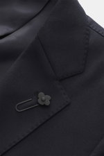 Nahaufnahme des fallenden Revers mit Blüten-Anstecker am taillierten Sakko des Lardini Anzug navy aus weicher Schurwolle-Cashmere-Mischung.