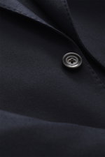 Detaillierte Nahaufnahme des Lardini Anzug navy aus Baumwollmix mit Kaschmir, Fokus auf tailliertes Sakko mit Knopf und fallendem Revers.
