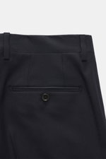 Lardini Anzug navy Hose aus Schurwolle und Cashmere, slim fit mit französischen Taschen, Uhrentasche, paspelierte Gesäßtaschen, Detailaufnahme von hinten.