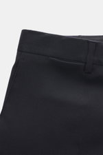 Lardini Anzug navy, Detailansicht Hose aus Schurwolle-Cashmere, reguläre Oberschenkelweite, Paspeltaschen, offener Saum, hochwertiger Baumwollmix.