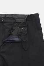 Lardini Anzug navy, Detailansicht der Hose von vorne mit offenem Bund, Slim Fit, Baumwolle mit Schurwolle und Cashmere, französische Taschen.
