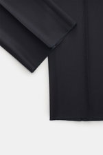 Lardini Anzug navy, Detailaufnahme Ärmel und Saum, weicher Baumwoll-Mix, Slim Fit, tailliertes Sakko mit Blüten-Anstecker, offene Ärmelabschlüsse.
