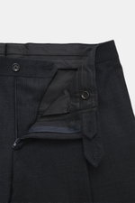 Lardini Anzug dark navy meliert, Detailaufnahme der Hose von innen mit Reißverschluss, Bundknöpfen, Uhren- und Gesäßtaschen, reine Schurwolle.