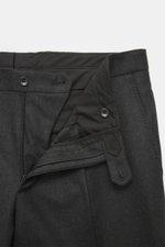 Close-up front view of the waistband and zipper area of the Tagliatore Suit 'Vesuvio' anthracite melange trousers, made from a soft virgin wool and cashmere blend, slim fit with button and zipper closure, French pockets, and buttoned back pockets for high