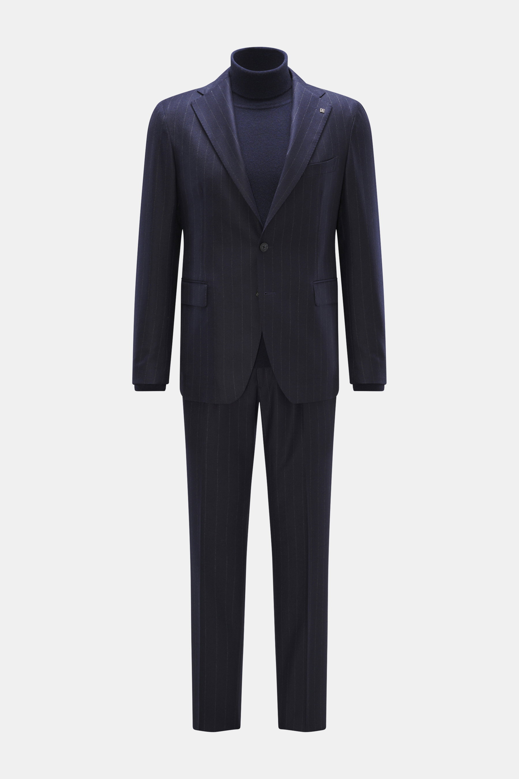 Frontalaufnahme des Tagliatore Anzugs 'Vesuvio' navy gestreift mit tailliertem Slim-Fit-Sakko aus Super 110's Schurwolle, Chalk-Stripes, zwei Knöpfen und passenden Hosen.