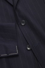 Tagliatore Anzug 'Vesuvio' navy gestreift, Detailaufnahme des taillierten Slim Fit Chalk-Stripe-Sakkos aus Super 110's Schurwolle, frontal.